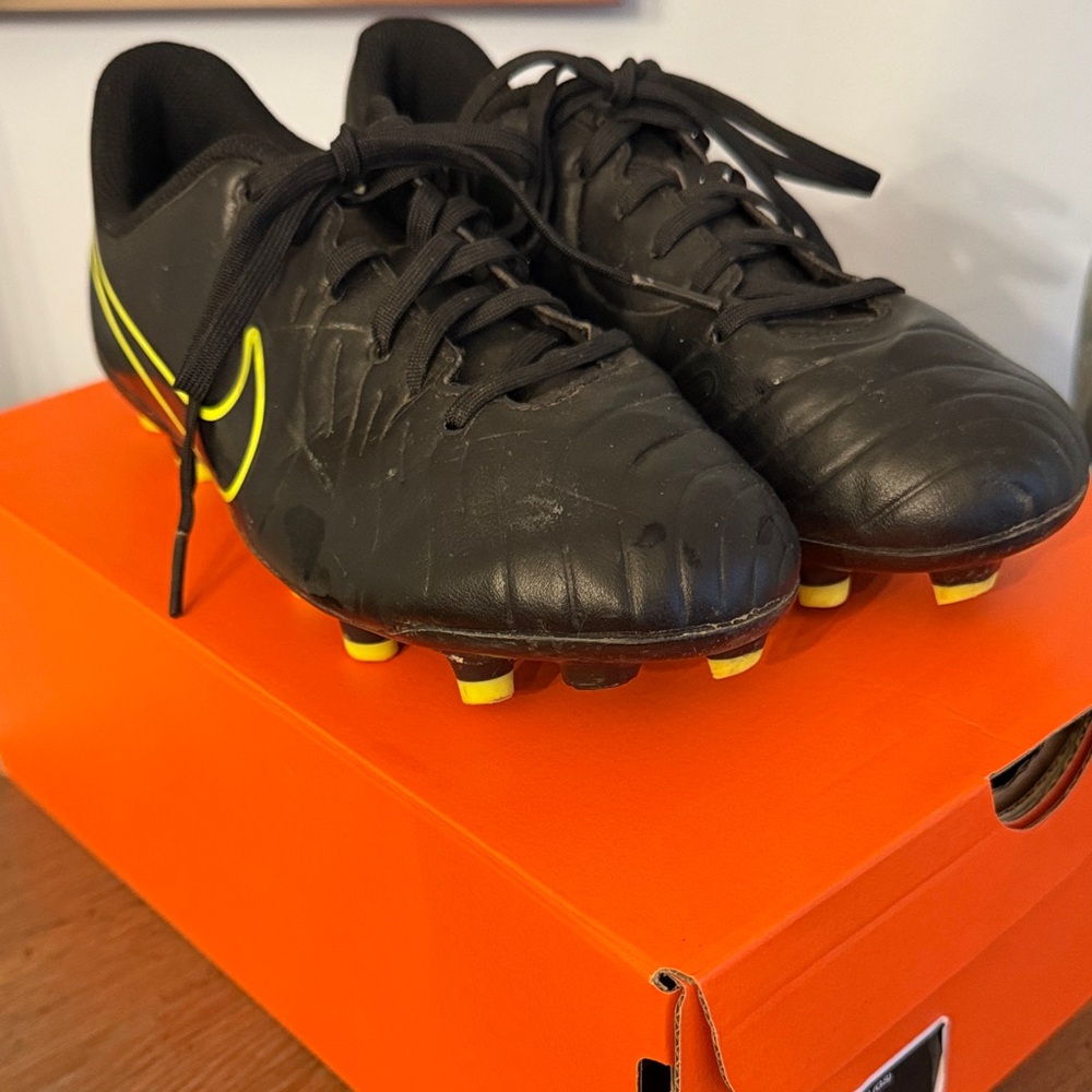 Nike Kids Black and Yellow Athletic Cleats